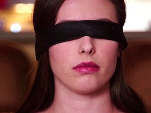 Nouvelles Sensations - Hotwife les yeux bandés par son mari attendant