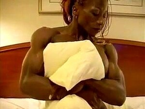 femme de muscle noir a déchiré le corps fort,