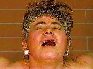 Grosse vieille femme mûre sans dents