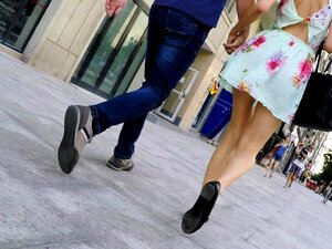 Un voyeur de rue trouve une nana mince avec de longues jambes sexy