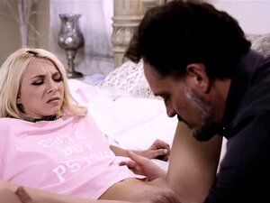 La petite fille Kenzie Reeves reçoit une punition pour baise. La