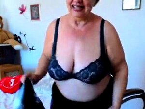 Mamie jouant avec ses gros seins sur webcam ! Amateur !
