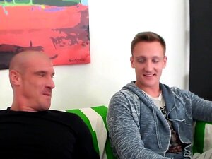 Découvrez une femme séduisante en bas qui réalise ses fantasmes de