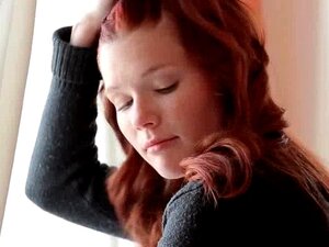 Bombe rousse sensuelle se déshabillant