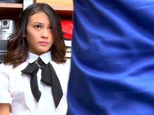 La voleuse Jasmine Grey est à l'intérieur du bureau avec LP Guy et