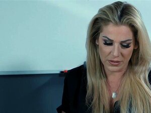 La MILF appelle sa mignonne assistante Aliya Brynn et lui ordonne de