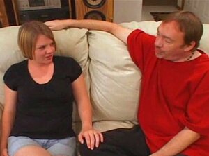 La salope Sally se fait entraîner à partager ses trois trous de