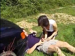 Découvrez le côté sauvage de la France ! Regardez une superbe brune
