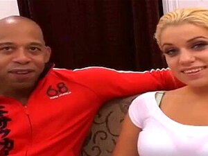 Une blonde aux gros seins reçoit la bite de Blackzilla dans le cul