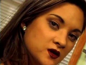 Une bombe aux cheveux dorés et aux gros nichons a glissé vingt