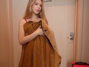 Une femme infidèle a du sexe anal avec l'allié de son mari