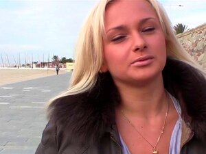 Regardez cette blonde audacieuse sur la plage qui laisse un mec lui