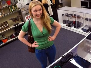 Une jolie blonde vend ses affaires et se fait baiser par un pion dans