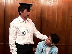 Un pauvre détenu frais reçoit l'ordre de faire une gorge profonde à