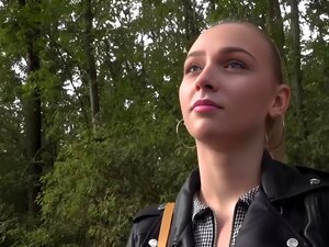 POV babe en veste de cuir public baisée en plein air après BJ