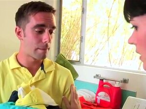 La MILF en chaleur Eva fait une pipe à un mec mignon, la MILF en