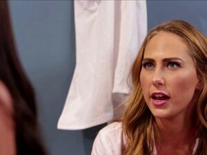 Angela White aux gros seins consulte et rencontre du sexe lesbien avec