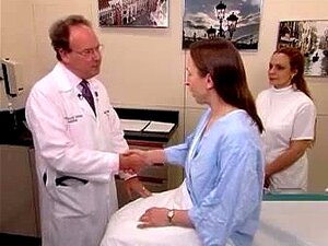 un véritable épisode d'examen d'une femme bouclée