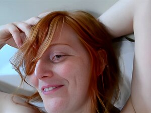 Les amateurs lesbiens se roulent des pelles. Les amateurs lesbiens