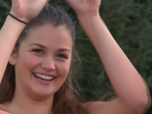 Groupe de petites coquines en plein air nues. Groupe de petites