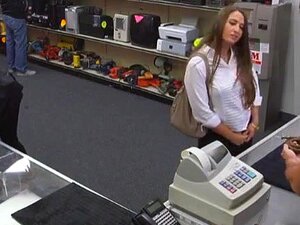 Grosse chatte amateur de brune avec un gros cul clouée par un gardien