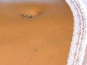 Une femme blonde mature et élégante assouvit ses désirs intenses