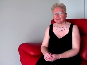 La grand-mère effrontée Colombe n'a jamais baisé avec un autre