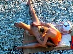 Grande blonde de plage voyeur avec une éjaculation faciale