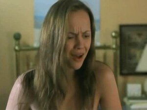 Christina Ricci Nude montrant ses gros seins naturels nus. Christina