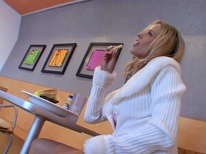 La pornstar la plus chaude Payton Leigh dans des petits seins