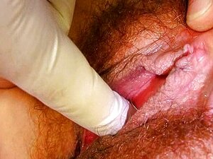 Une femme mûre, Eva, visite un docteur gynéco