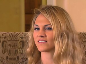 Mari partageant sa femme avec d'autres couples échangistes