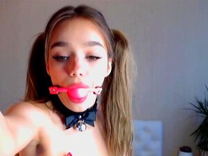 Seins nus avec soutien-gorge et boule de bâillon