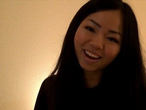 Une mignonne étudiante thaïlandaise parle à sucer aux toilettes de