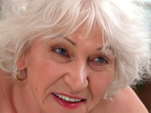 Une vieille aux fesses cerclées prend un dong salope