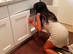 Petite belle-sœur asiatique se fait coincer et baiser