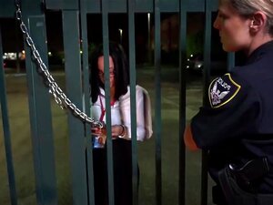 Des flics se font remplir la bouche et les chattes par une grosse bite