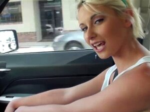 Une blonde amateur de randonnée suce un chauffeur