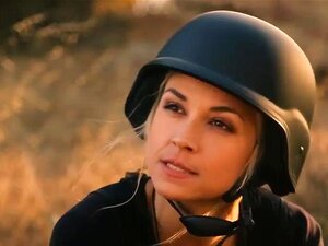 Cartelboss latina aux gros seins s'assoit sur le visage et éjacule