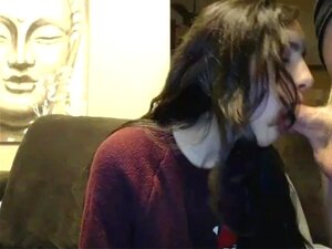 Pipe mignonne sur Cam, chaude mignonne fait une pipe à un mec