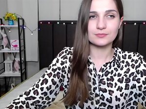 Une Ukrainienne aux petits seins se déshabille devant sa webcam