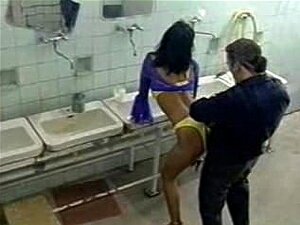 Anita Blonde baisant dans les toilettes publiques