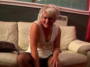 Maman mature et solitaire se masturbe sur le canapé avec un gode,