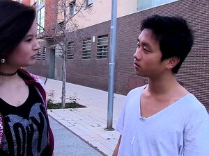Une star du porno asiatique baise des mecs espagnols et chinois tout
