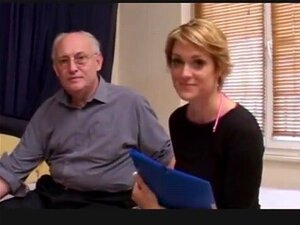 Homme plus âgé avec une belle étudiante. Le questionnaire devient