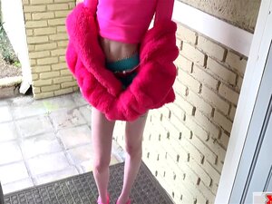Une fille maigre tirée en lingerie suce une bite et suce