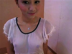 Une femme asiatique s'occupe de son chignon, c'est une asiatique large