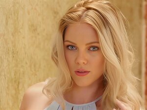  Beauté blonde bombastic Rita fresh avec des seins massifs vêtue