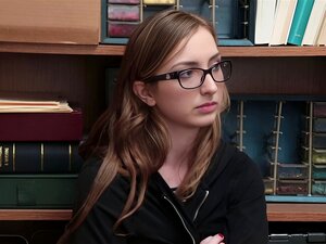 Découvrez une fraîche amatrice audacieuse vêtue de lingerie qui