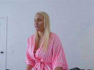 La belle-mère sexy Vanessa Cage baise avec son beau-fils. La